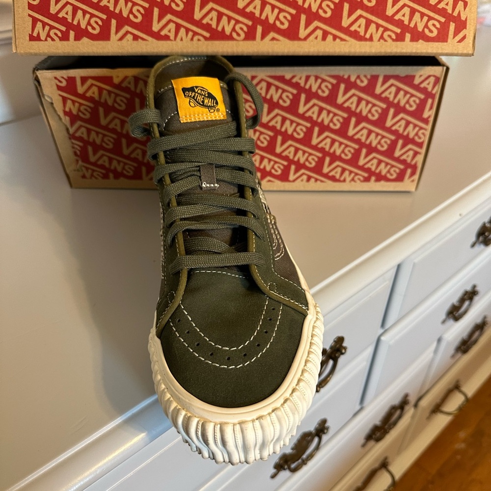 Vans 9.5 men or 10.5 women